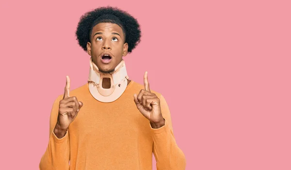 Afrikansk Amerikansk Man Med Afro Hår Bär Livmoderhalskrage Förvånad Och — Stockfoto