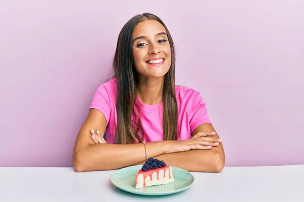 Jovem Hispânica Comendo Cheesecake Sentado Mesa Feliz Rosto Sorrindo Com — Fotografia de Stock