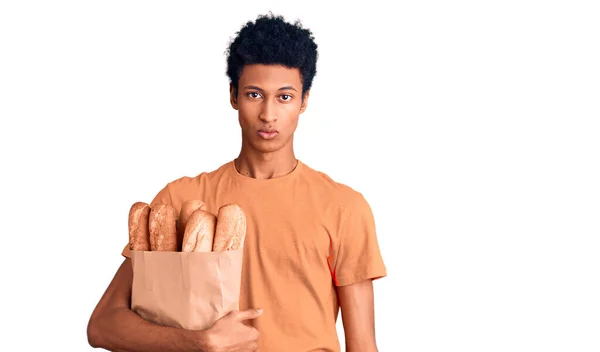 Jovem Afro Americano Segurando Saco Papel Com Pão Cético Nervoso — Fotografia de Stock