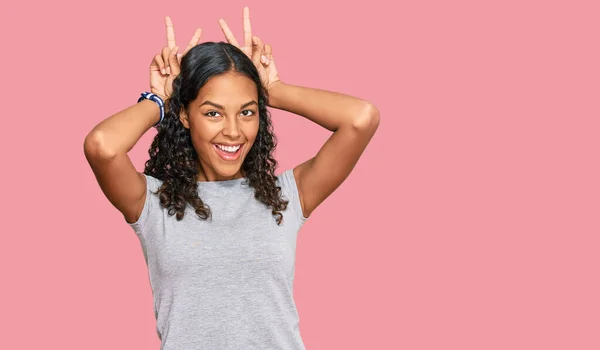 Jong Afrikaans Amerikaans Meisje Dragen Casual Kleding Poseren Grappig Gek — Stockfoto