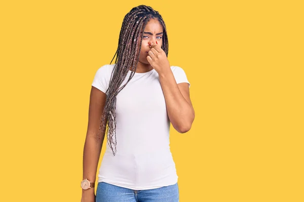 Jonge Afro Amerikaanse Vrouw Met Vlechten Casual Kleding Ruikt Iets — Stockfoto
