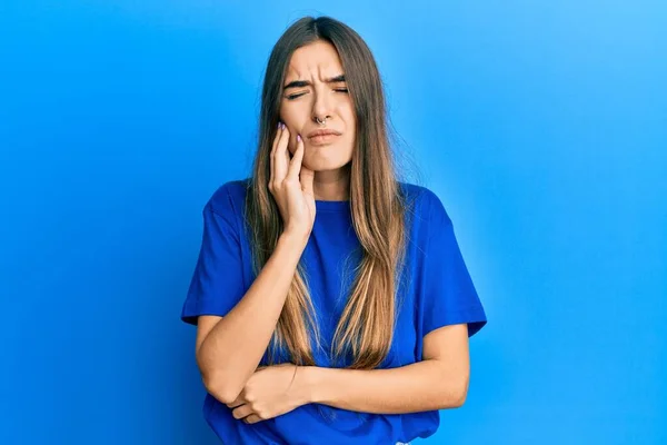 Mujer Hispana Joven Que Usa Ropa Casual Tocando Boca Con — Foto de Stock