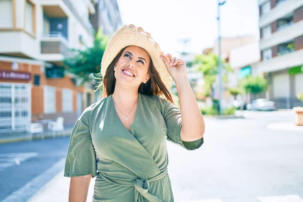 Genç Spanyol Kadın Tatilde Gülümsüyor Şehrin Caddesinde Mutlu Yürüyüşler — Stok fotoğraf