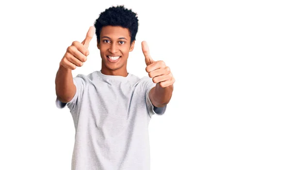 Jovem Afro Americano Vestindo Roupas Casuais Aprovando Fazer Gesto Positivo — Fotografia de Stock