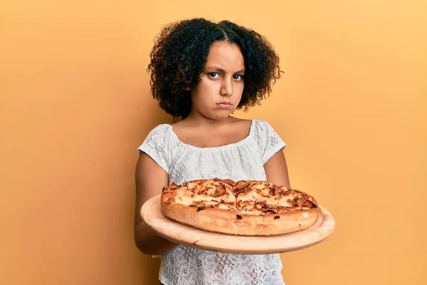 問題のために動揺を眉をひそめて イタリアのピザ懐疑的かつ神経を保持アフロ髪を持つ若い女の子 否定的な人 — ストック写真