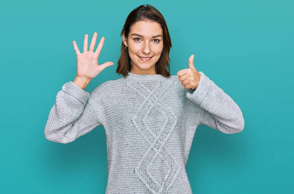 Jong Kaukasisch Meisje Dragen Casual Kleding Tonen Wijzen Met Vingers — Stockfoto