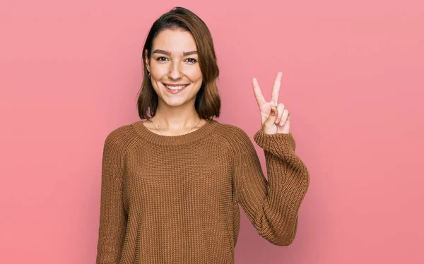 Ung Kaukasiska Flicka Bär Casual Kläder Ler Med Glada Ansikte — Stockfoto