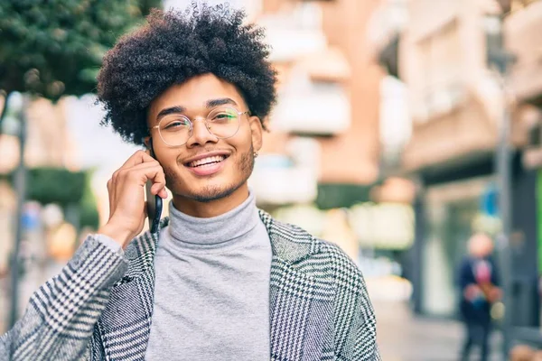 Ung Afrikansk Amerikansk Affärsman Ler Glad Prata Smartphone Staden — Stockfoto