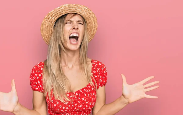 Hermosa Mujer Caucásica Con Sombrero Verano Loco Loco Gritando Gritando — Foto de Stock