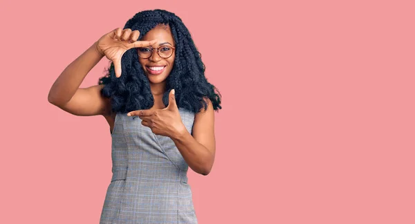 Vacker Afrikansk Amerikansk Kvinna Bär Affärsklänning Och Glasögon Leende Gör — Stockfoto