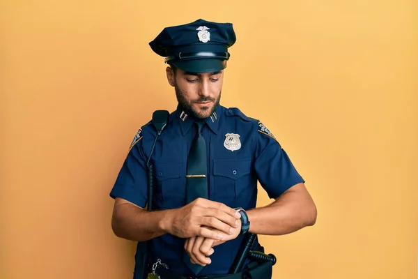Bonito Homem Hispânico Vestindo Uniforme Policial Verificando Tempo Relógio Pulso — Fotografia de Stock