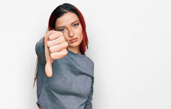 Jeune Femme Caucasienne Portant Des Vêtements Décontractés Regardant Malheureux Colère — Photo