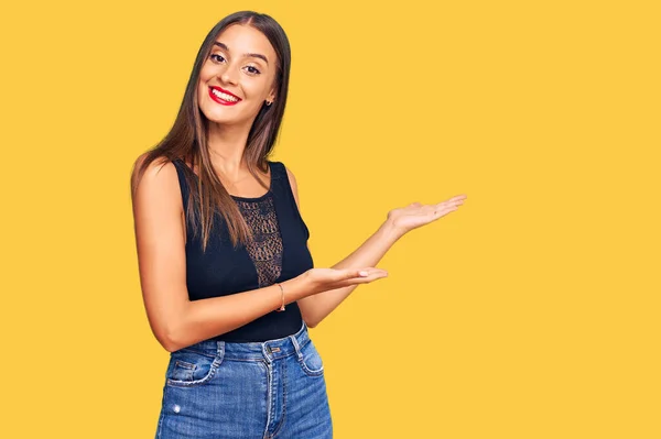 Mulher Hispânica Jovem Vestindo Roupas Casuais Convidando Para Entrar Sorrindo — Fotografia de Stock