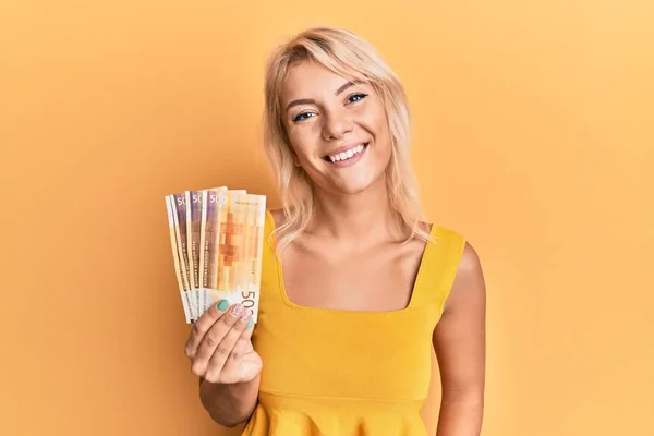 Mladá Blondýnka Drží Norské Koruny Bankovky Vypadají Pozitivně Šťastně Stojící — Stock fotografie