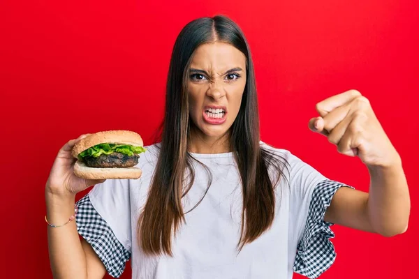 Joven Mujer Hispana Comiendo Hamburguesa Molesta Frustrada Gritando Rabia Gritando — Foto de Stock