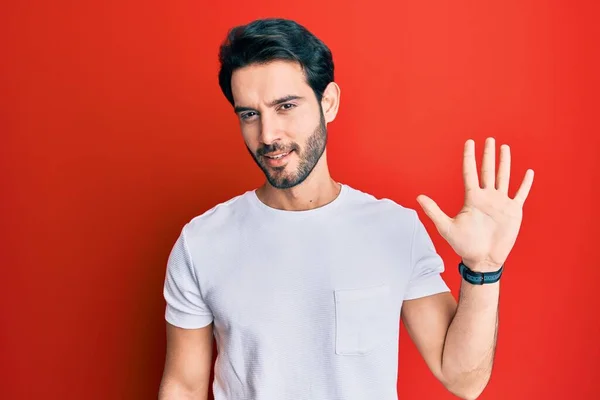 Gündelik Beyaz Tişört Giyen Genç Spanyol Adam Beş Numarayı Gösterip — Stok fotoğraf