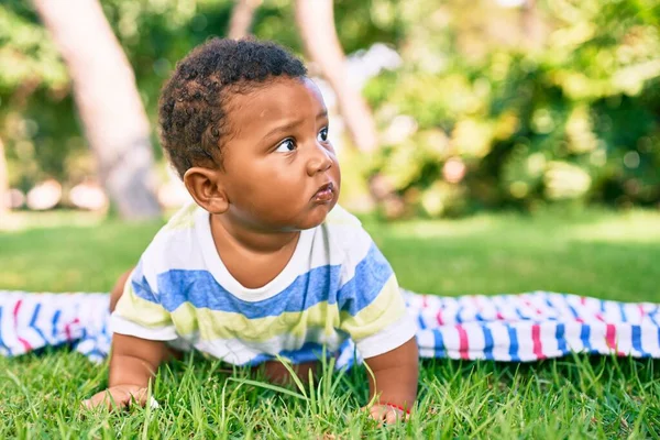 Adorabile Bambino Afro Americano Seduto Sull Erba Parco — Foto Stock