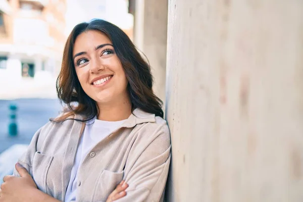 Joven Mujer Hispana Sonriendo Feliz Apoyada Pared Ciudad — Foto de Stock