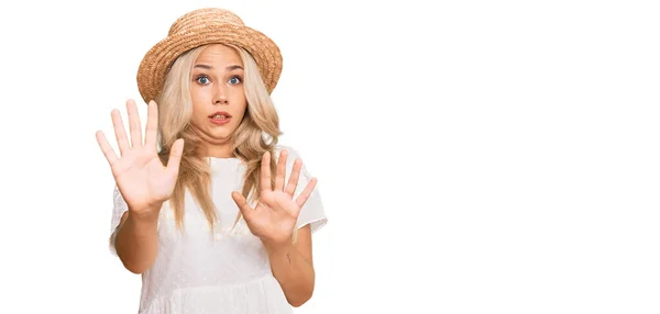 Młoda Blondynka Letniej Czapce Przerażona Przerażona Strachem Zatrzymuje Gesty Rękami — Zdjęcie stockowe