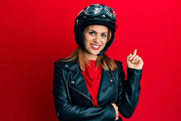 ヒスパニック系の若いです女性身に着けていますオートバイヘルメット笑顔幸せなポインティングとともに手と指へザサイド — ストック写真