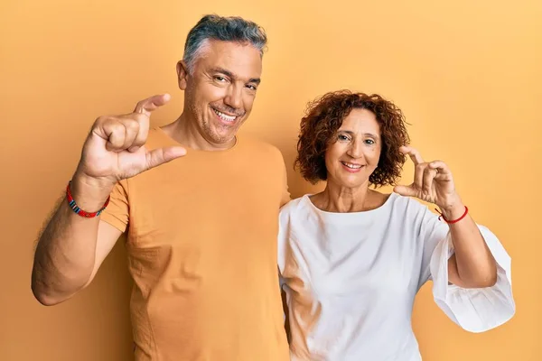 Belo Casal Meia Idade Juntos Vestindo Roupas Casuais Sorrindo Gestos — Fotografia de Stock