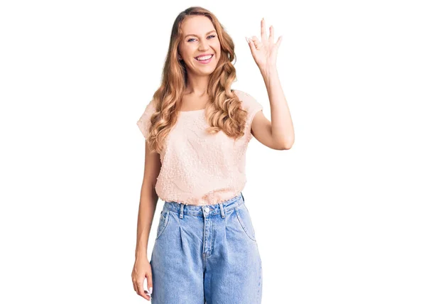 Jonge Mooie Blanke Vrouw Met Blond Haar Dragen Casual Kleding — Stockfoto