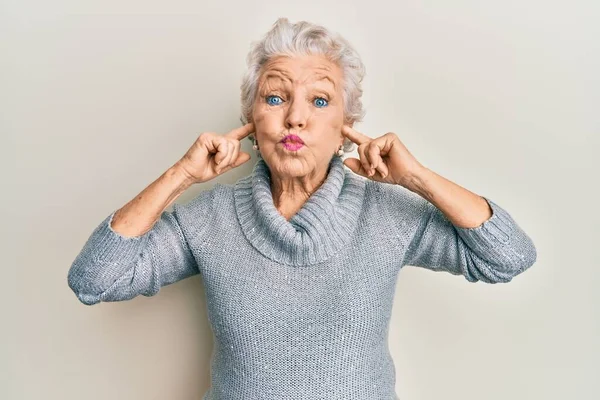 Oudere Grijsharige Vrouw Die Oren Bedekt Met Vingerpuffende Wangen Met — Stockfoto