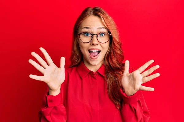 Joven Mujer Pelirroja Hermosa Con Ropa Casual Gafas Sobre Fondo — Foto de Stock