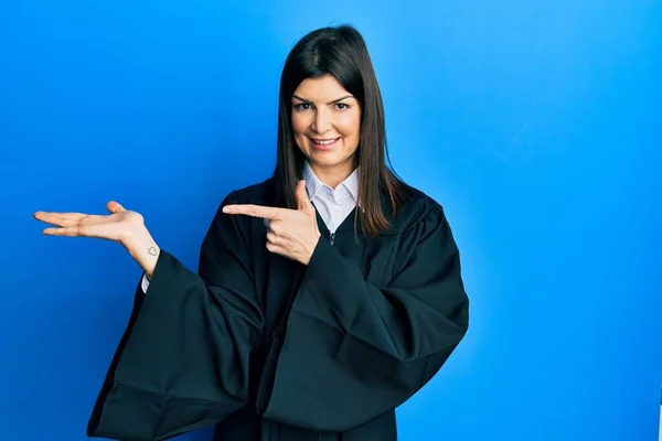 Jeune Femme Hispanique Portant Uniforme Juge Étonné Souriant Caméra Tout — Photo