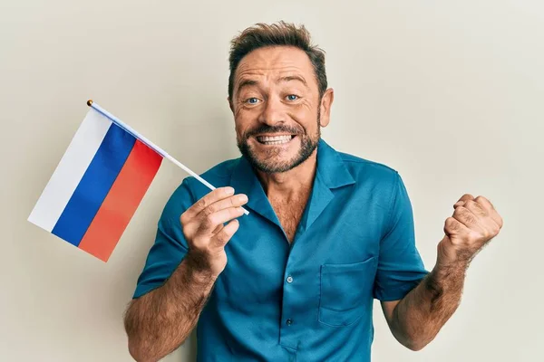 Middle Age Man Holding Russia Flag Screaming Proud Celebrating Victory — Stock fotografie