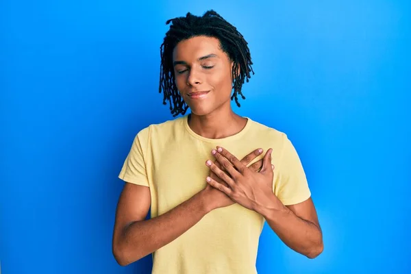 Νεαρός Αφροαμερικάνος Που Φοράει Καθημερινά Ρούχα Χαμογελώντας Χέρια Στο Στήθος — Φωτογραφία Αρχείου
