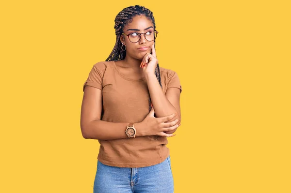 Fiatal Afro Amerikai Fonott Ruhák Szemüveg Komoly Arc Gondolkodás Kérdés — Stock Fotó