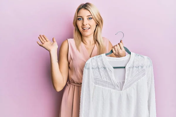 Jonge Kaukasische Vrouw Vasthouden Hanger Met Shirt Vieren Prestatie Met — Stockfoto