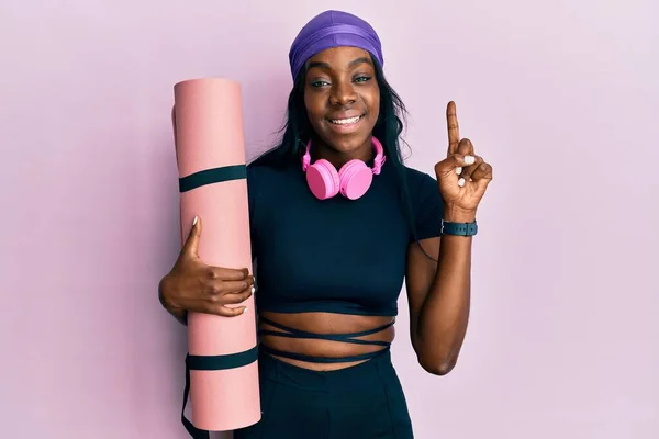 Joven Afroamericana Americana Vestida Con Ropa Gimnasio Sosteniendo Esterilla Yoga —  Fotos de Stock