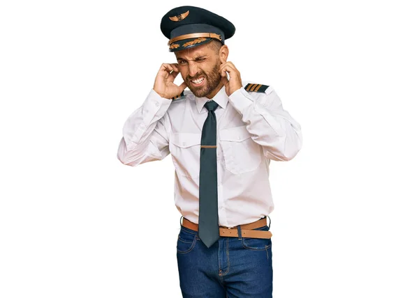 Schöner Mann Mit Bart Flugzeugpilotenuniform Der Die Ohren Mit Den — Stockfoto