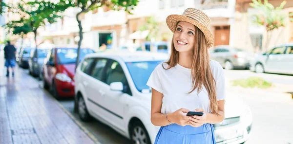 Mujer Rubia Joven Vacaciones Sonriendo Feliz Usando Teléfono Inteligente Calle — Foto de Stock