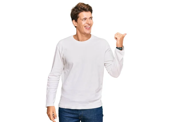 Przystojny Biały Mężczyzna Luźnym Białym Swetrze Uśmiechnięty Szczęśliwą Twarzą Skierowany — Zdjęcie stockowe