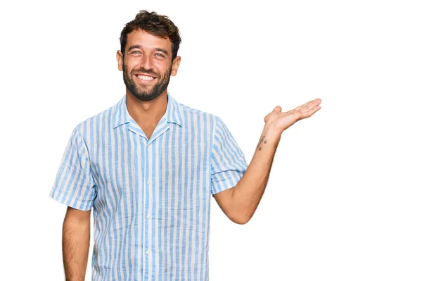 Joven Guapo Con Barba Vistiendo Camisa Fresca Casual Sonriendo Alegre —  Fotos de Stock