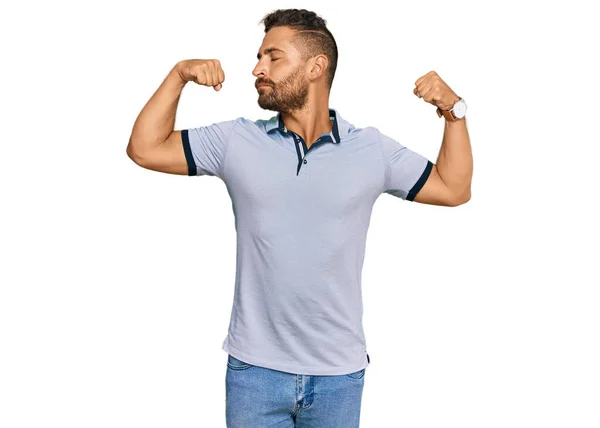 Hombre Guapo Con Barba Vistiendo Ropa Casual Mostrando Los Músculos —  Fotos de Stock