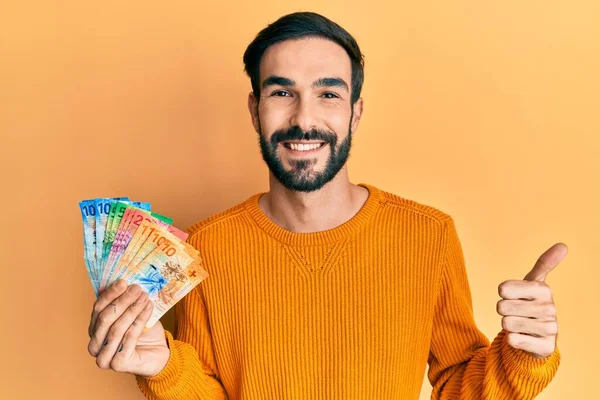Junger Hispanischer Mann Mit Schweizer Franken Banknoten Die Glücklich Und — Stockfoto