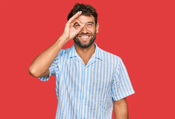 Sakallı Yakışıklı Genç Adam Günlük Gömleğini Giyiyor Hareketleriyle Gülümsüyor Gözleriyle — Stok fotoğraf