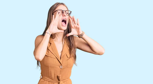 Jovem Mulher Loira Bonita Vestindo Roupas Casuais Óculos Gritando Com — Fotografia de Stock