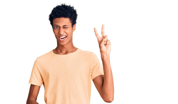 Jovem Afro Americano Vestindo Roupas Casuais Sorrindo Com Rosto Feliz — Fotografia de Stock