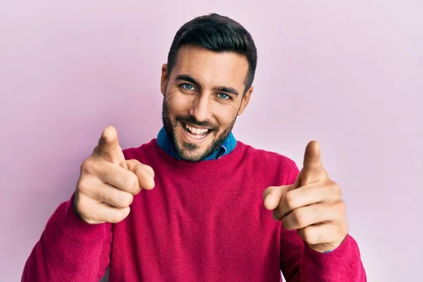 Mladý Hispánec Neformálním Oblečení Ukazuje Prstem Tebe Kameru Usmívá Pozitivně — Stock fotografie