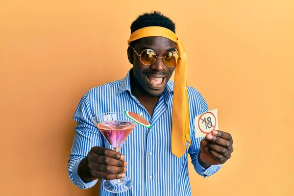 Hombre Negro Guapo Borracho Usando Corbata Sobre Cabeza Bebiendo Cóctel — Foto de Stock