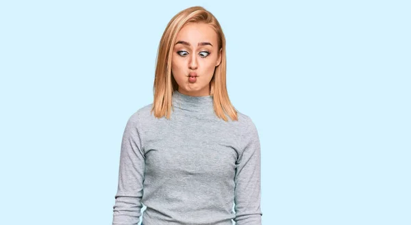 Prachtige Blanke Vrouw Casual Kleding Vissengezicht Met Lippen Gek Komisch — Stockfoto