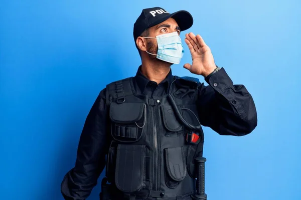 Ung Latinamerikansk Man Polisuniform Och Medicinsk Mask Skriker Och Skriker — Stockfoto