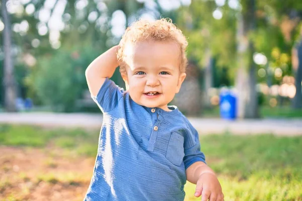 Roztomilý Šťastný Chlapeček Baví Parku Slunečného Dne Krásné Blond Vlasy — Stock fotografie