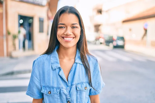 Joven Chica Latina Sonriendo Feliz Caminando Ciudad —  Fotos de Stock