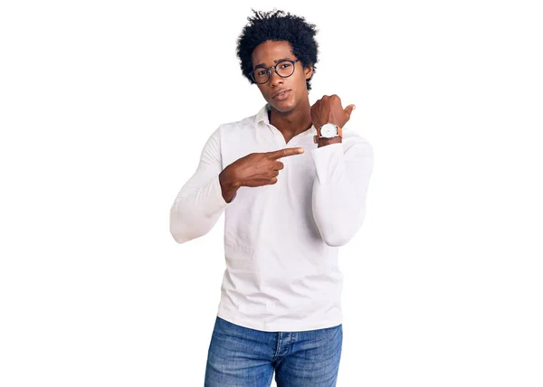 Snygg Afrikansk Amerikansk Man Med Afro Hår Bär Casual Kläder — Stockfoto